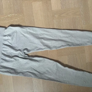 Träningstights från Gymshark - Teäningstights från gymshark i modell vital seamless 2.0. Färgen är väldigt ljusgrå, snusd på vit. Storlek S. Nypris 549kr