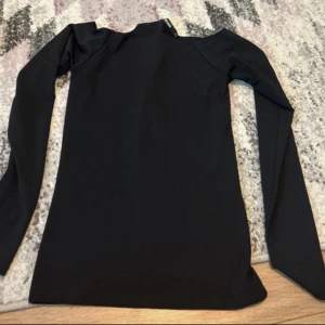 Tröja  - En svart tröja från Bik Bok, enkel och fin, storlek XS