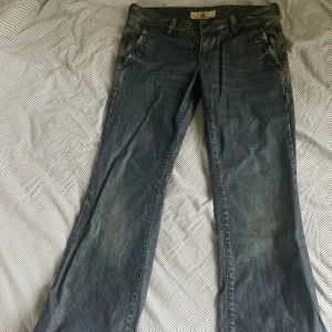 Lågmidjade bootcut jeans - Så fina bootcut jeans från fornarina i modellen cranck. Jättesnygg tvätt, väldigt Lågmidjade och snygg ficka baktill i lite kostym stil💓