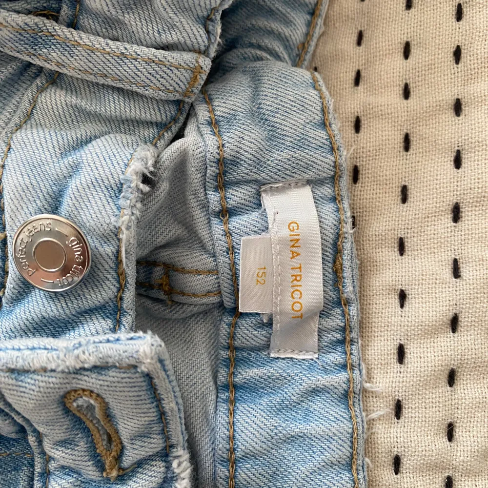 Superfina bootcut jeans med låg midja, fint skick använda ett fåtal gånger. Tryck gärna på KÖP NU! Kom privat vid frågor ❤️. Jeans & Byxor.