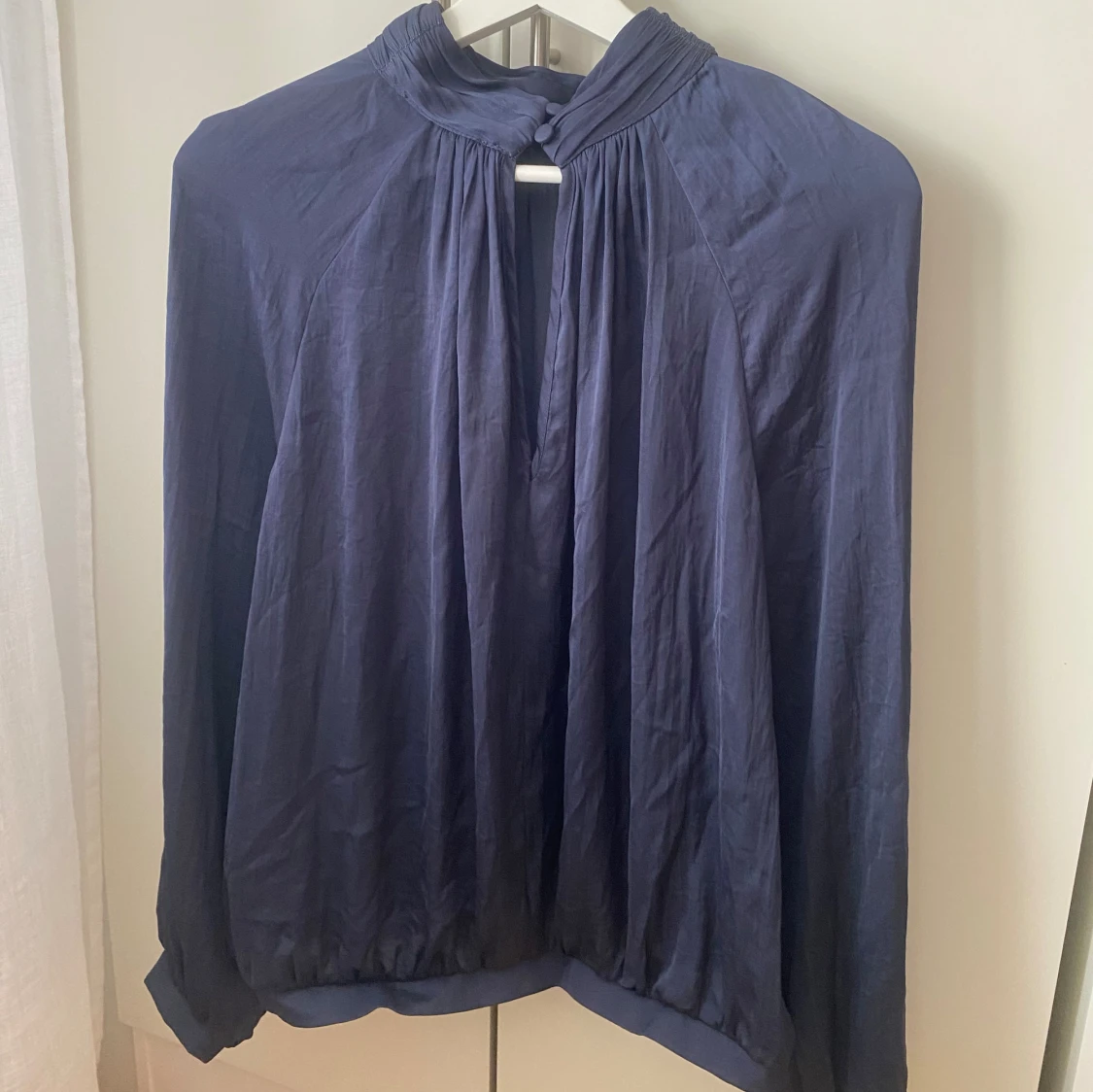 Mörkblå blus  - 92