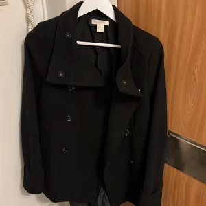 Kappa - Svart kappa från hm med knappar och fickor utan dragkedja i sidorna. Pris diskuterbart 💜💙