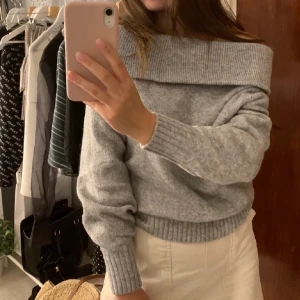 Off shoulder tröja💞 - Skitsnygg stickad off shoulder topp från hm i storlek xs💘 köptes för  249kr !