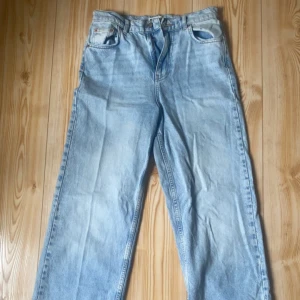 Ljusa jeans från G Perfect Jeans - Säljer ett par ljusa jeans från G Perfect Jeans. baggy, hög midja men inte allt för hög, storlek: 36, längd: 105cm jag är 172 och dom sitter längre ner än hälen på mig. super sköna!