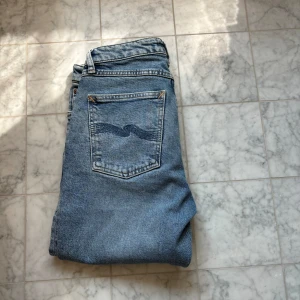 Nudie jeans - Hej, säljer ett par snygga nudie jeans i modellen mellow mae som är jätte snygga.
