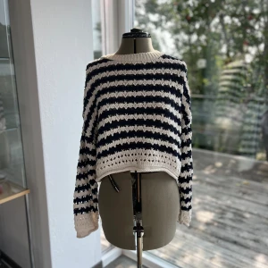 Stickad tröja - Randig stickad tröja, lite croppad. Står ej storlek eller märke men passar storlek S.