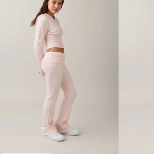 Knitted yoga set - Säljer det här setet med knitted yoga pants och en matchande tröja till, jag kan tänka mej att sälja dom var för sej också, tröjan och byxorna är i bra skick, men byxorna har ett litet märke på sej❤️❤️jag tar 175kr för varje del❤️