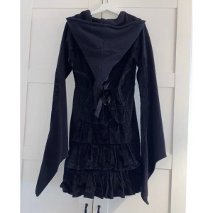 Vodabox Kofta - Fick koftan av en bekant så vet ej hur gammal eller använd den är osv men den är superfin och varm! Bra skick förutom två hål (vid armhåla och rygg) som jag nu sytt igen så det inte syns. Tycker om den jättemycket men säljer pga att den är för liten🫶🏼🎀🫧