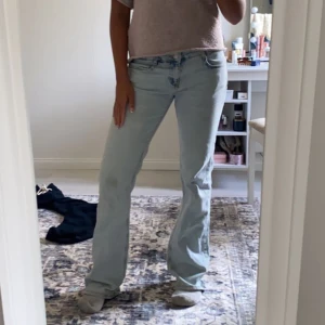 Lågmidjade bootcut low waist jeans - Jättefina lågmidjade ljusblå jeans. De har några få fläckar på sig men som bör gå bort i tvätten eller med nått speciellt medel. Jag är 163cm. Den passar nån med vanligtvis S men är i storleken 38