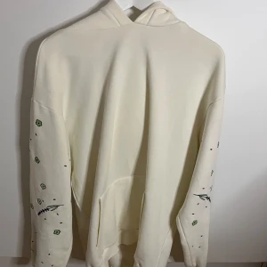 Florencebymills x aboutyou hoodie - använts 3-4 gånger, i bra skick, inga fläckar eller skador. oversized hoodie, 