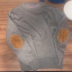 4 feta tröjor - Säljer dessa feta tröjor. 3 med patches 1 i kashmir. 250 spänn. Köp så fraktar jag dirrekt imorgon. Storlek S och Xs