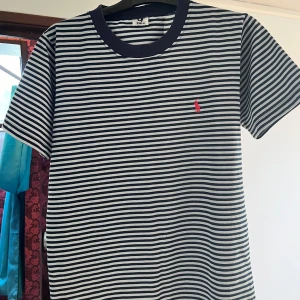 Ralph lauren T-shirt randig stl: XS - Ralph lauren T-shirt randig storlek XS tröjan är lite tjockare i materialet vilket gör den bekväm och varm. Använd fåtal gånger och har inga fläckar eller skador Minns ej vart jag köpt den.