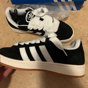 Adidas campus 00  - Skick 10/10 (oanvända) Storlek 42  Pris 900 (Låda och extra snören följer med)