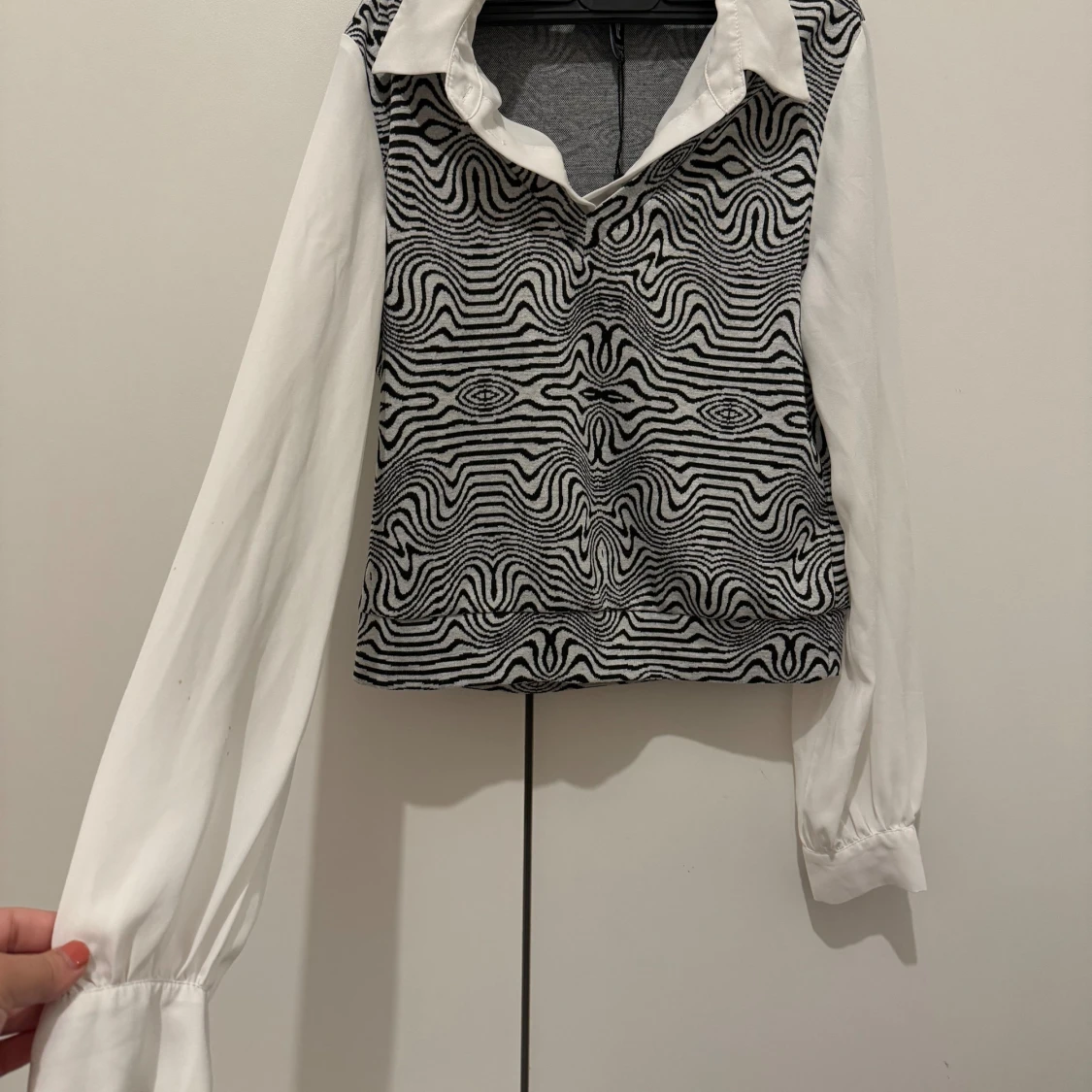 Svartvit mönstrad tröja från Sister - 90