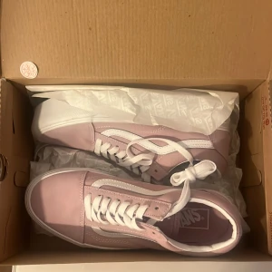 Rosa vans - Säljer dessa rosa lila vansen, aldrig använda o helt nyköpta. 
