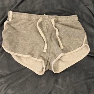 Olika mjukis shorts  - bild 1: gråa mjukis shorts. använd men fint skick. stl S 50kr bild 2: använd fåtal gr. stl S 80kr bild 3. använd men fint skick. 50kr