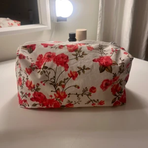 Tyg necessär  - Säljer egensydd necessär i en slags mellan storlek med måtten som är ungefär 36x50