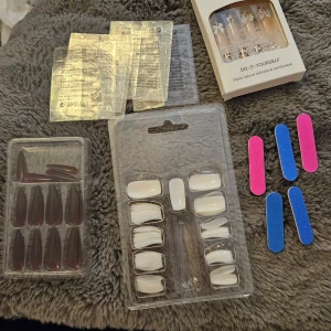 Lösnaglar, nagelfilar och "klisterlappar " - Bild 3 och 4 är det taget 1 set naglar. Allt annat är oöppnat och nytt .