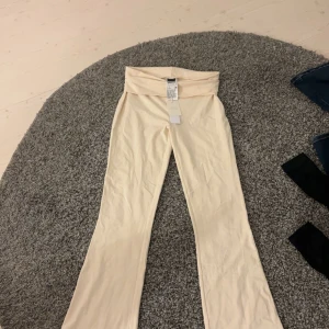 Yoga pants  - Säljer dessa helt oanvända yoga pants från Gina Tricot. Jag han inte returnera därför ger jag det ett försök att sälja de här om nån är intresserad, hör gärna av dig vid frågor och funderingar, byxorna är i storlek S!❤️ pris kan diskuteras!!