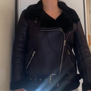 Kappa - Pälsjacka i storlek M, använd i 2,5 månader. Mycket fin och i bra skick. Vid frågor, skicka gärna ett meddelande.