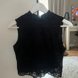 2 spetstoppar - 2 super fina spetstoppar i nyskick då bara den svarta använts en gång och den vita helt oanvänd, säljer båda för 100kr💋❤️