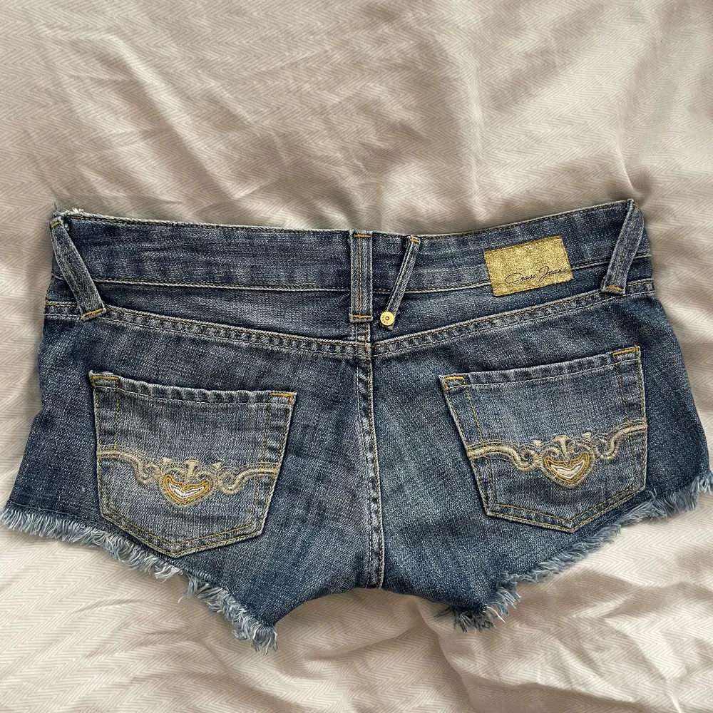 Jätte fina jeans shorts, med snygga detaljer på fickorna. Storlek XS. Shorts.