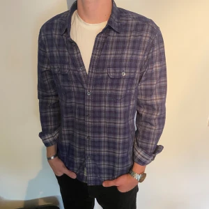 Unik Flanellskjorta - Tja! Säljer en väldigt unik flanellskjorta i bra skick, inga synliga fläckar eller defekter. Storlek M och är i färgen mörkblå!🙌🏻