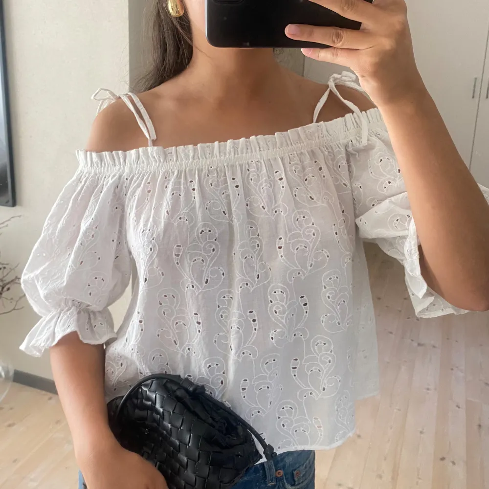 så himla söt off shoulder blus 🤩🤩🤗 Helt oanvänd . Blusar.