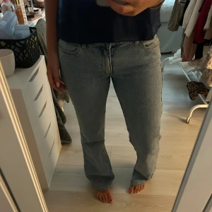 Jeans - Säljer mina Abrand jeans! Lågmidjade och bootcut! Dom är lite slitna längst ner men annars i väldigt bra skick!! Använda max två gånger så dom är nästan helt nya!💕💕 Tryck EJ på köp nu!!!
