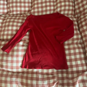 3/4 röd topp  - Så fin vintage röd topp från 2000s! Köpt från Sellpy men tyvärr är den för stor för mig. Armarna är 3/4 och toppen har en boatneck