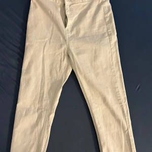 Jeans - Fina skinny jeans från Sinsay. De är nån färg som ”tvättad grön” skulle jag säga. De är jättebra. Användt men i bra skick.