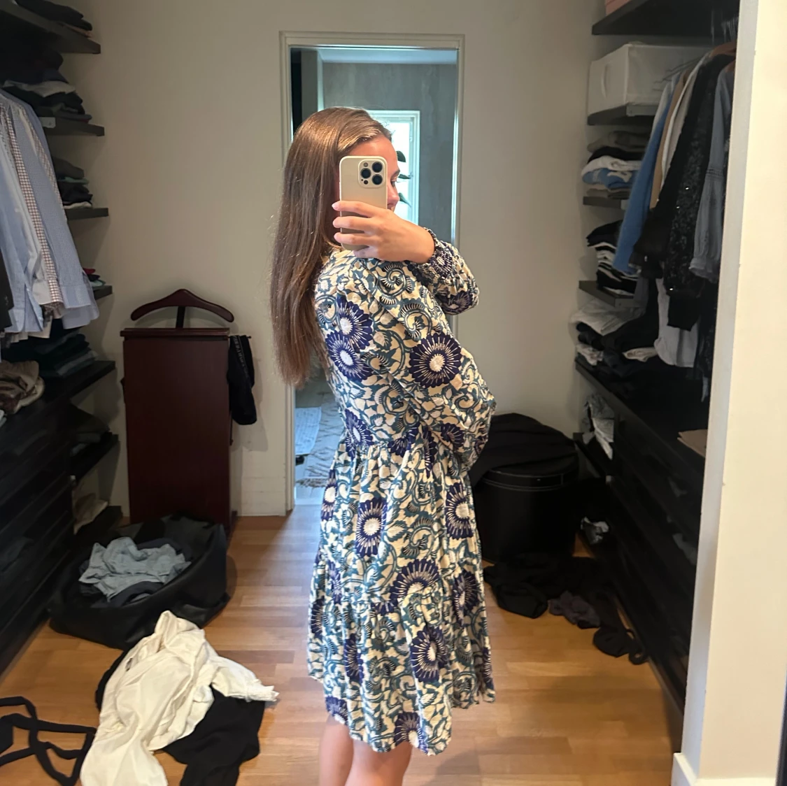 Blommig klänning med volangdetaljer - 90