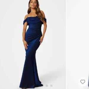 Balklänning, mörkblå glittrig - Säljer min jättefina balklänning från bubbleroom eftersom att den inte kommer att komma till användning längre. Har fortfarande kvar påsen den kom i. Den är som ny förutom att jag använt den en kväll. Priset går att diskutera!