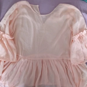 Ljus rosa blus  - Oanvänd blus från varumärket monk Volanger på ärmarna  Storlek M