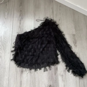 Blus  - Säljer denna blus då den inte kommit till användning ❤️