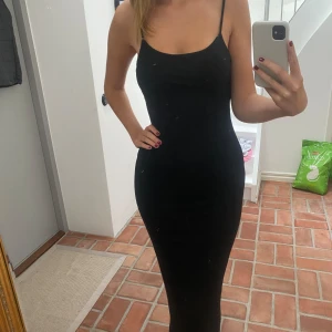 Nakd långklänning - Säljer svart långklänning från nakd i nyskick💕 passar de som vanligtvis har S eller M