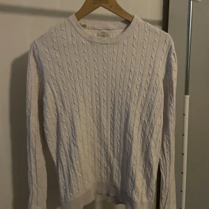 Kabelstickad tröja  - En ljus beige Kabelstickad tröja från selected homme. Tröjan är i bra skick och har inga hål eller andra defekter. Hör av dig för fler bilder eller frågor!