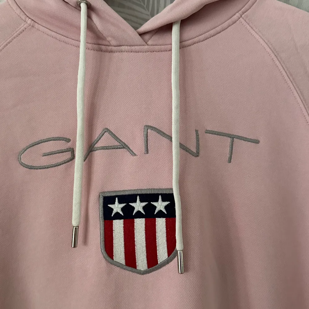 Rosa gant hoodie stl m, i bra skick men har spruckit lite i tyget (se bild) men inget som stör.. Hoodies.