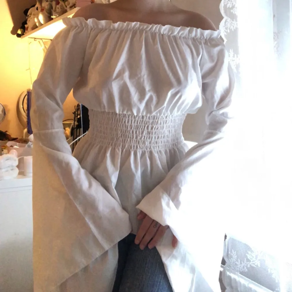 Vacker bell sleeve blus i medeltids/fantasy stil. Storlek M men passar flera storlekar då den är väldigt stretchig❤️ Endast provad.. Blusar.