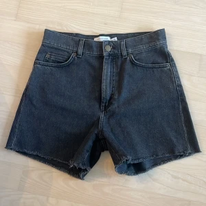 Shorts från & other stories - Säljer ett par skitsköna och snygga shorts från & other stories som tyvärr är för små för mig🖤 stl 26, 100% bomull