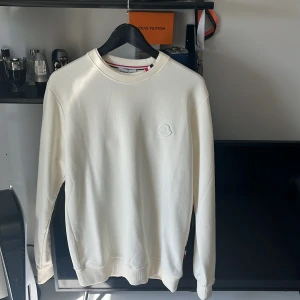 Säljer min vita moncler sweatshirt,använd få tal gånger. Skriv vid frågor.  - Vit moncler sweatshirt bra skick  