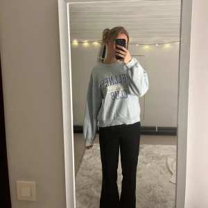 Blå sweatshirt  - Ljusblå med tryck från Ginatricot🩵