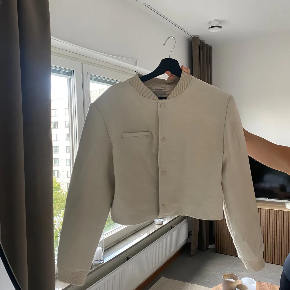 Beige jacka från H&M. Aldrig använd men råkade dra bort lappen så kan inte lämna tillbaks. Köpte L för oversized, jag brukar ha xs-s! . Jackor.