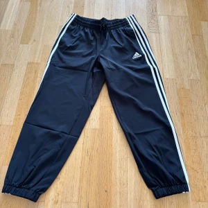 Adidas byxor  - Fint sick 