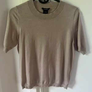 Beige t-shirt fårn Lindex -  Säljer denna beiga t-shirten fårn Lindex i storlek Xs💕