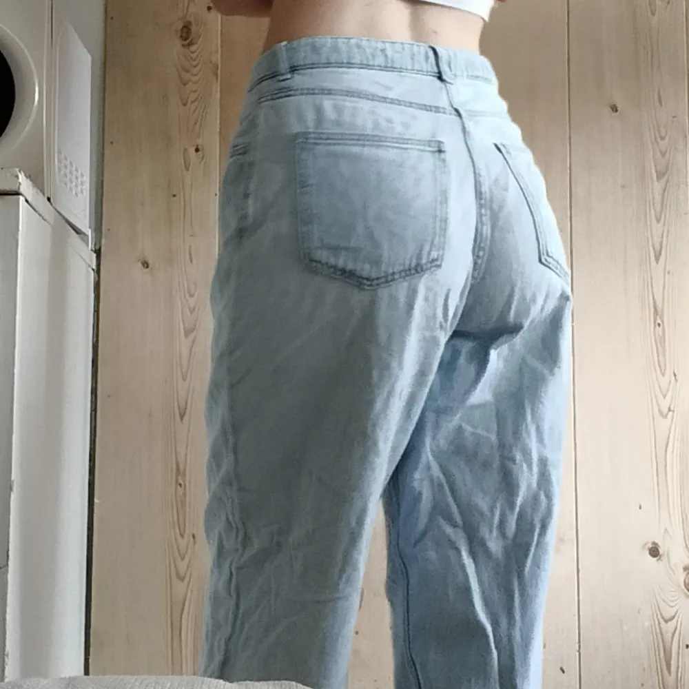 Säljer ett par ljusblå loose fit denim jeans i storlek M. De är högmidjade och har en avslappnad passform som är perfekt för en chill vardagslook. endast upphämtning i Malmö, vid intresse smsa 0735865563 eller mejla billigafynd.lilja@gmail.com. Jeans & Byxor.