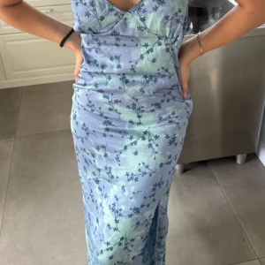 Maxi-klänning från Daisy Street  - Klänning från Urban Outfitters, Daisy Street med slits fram.   Stl 40 ❣️  Aldrig använd. Lappar kvar! 