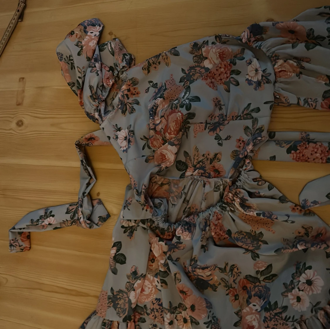 Blommig långklänning med volanger - 91