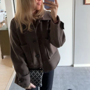 fin kappa perfekt till hösten - Jättefin brun kort kappa från kappahl. Ser nästan helt oanvänd ut även då den används flitigt i några månader. Säljer den då den inte kommit till användning längre. Köpt för : 900 kr. Skriv privat för mer information och bilder.