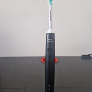 Philips sonicare 3100 med 8 C1 brushes - New condition. Philips sonicare 3100 series with 8 C1 proresult brushes. 